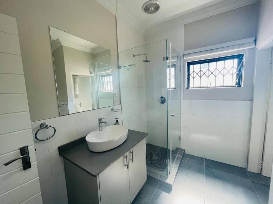 Private Modern 10 Bdrm Home Tucked Away In Sandton Йоханнесбург Экстерьер фото