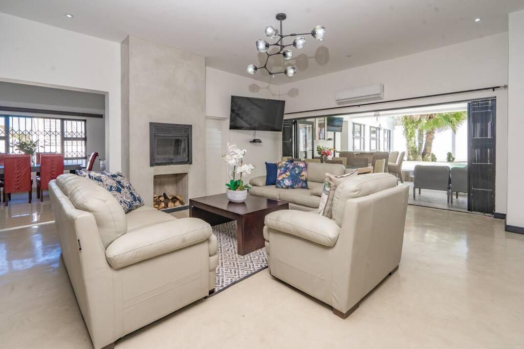 Private Modern 10 Bdrm Home Tucked Away In Sandton Йоханнесбург Экстерьер фото